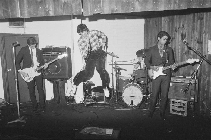 The Manikins performing at the Broadway Tavern 1978