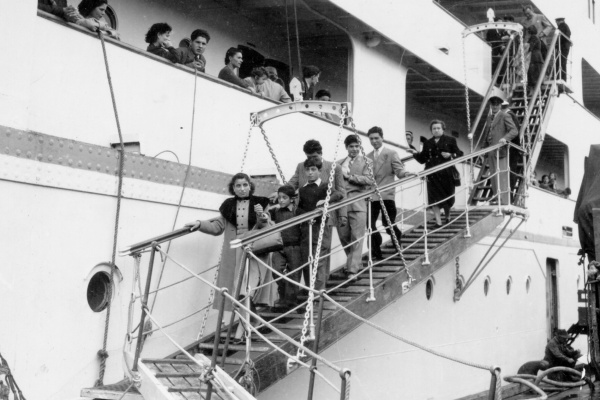Migrants arriving at Fremantle 1953