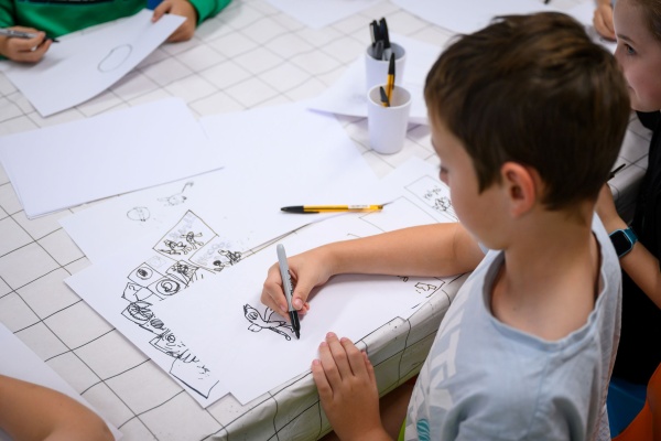 Kid drawing at workshop