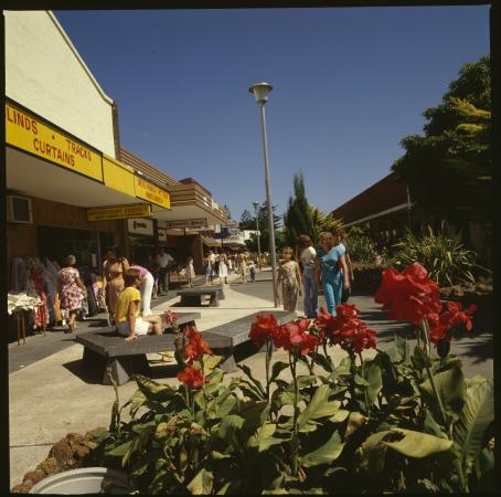 Shopping in Smart Street Mandurah 1980