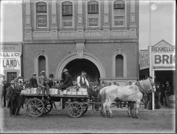 019060PD Dispatching gold from the Union Bank of Australia Kalgoorlie ca1905