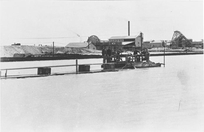 Electric dredge in the tailings dam at Sons of Gwalia Mine