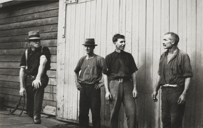 Lumpers at work Fremantle wharf 1924