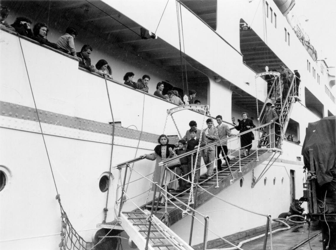 Migrants arriving at Fremantle 1953