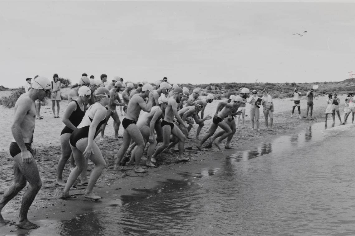 32 Swimmers beginning the Dampier Triathlon 27 May 1984