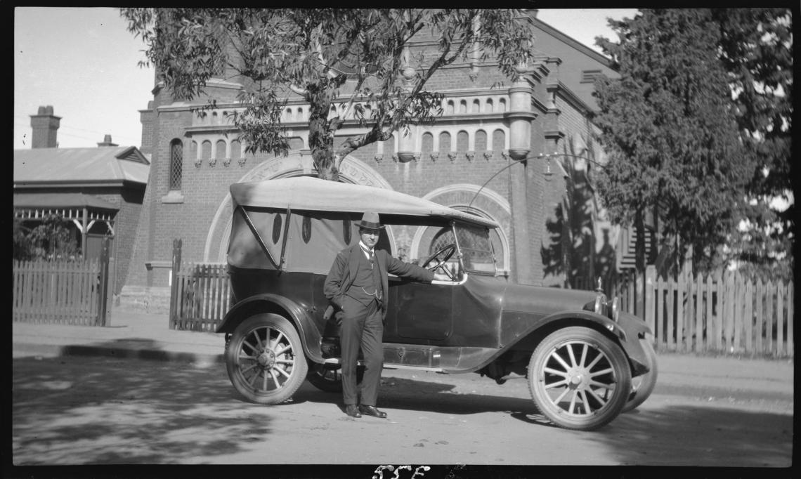 Morris Gild parked outside the Synagogue 1922