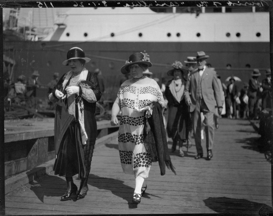 Passengers disembarking from SS Esperance Bay at Fremantle around 1924