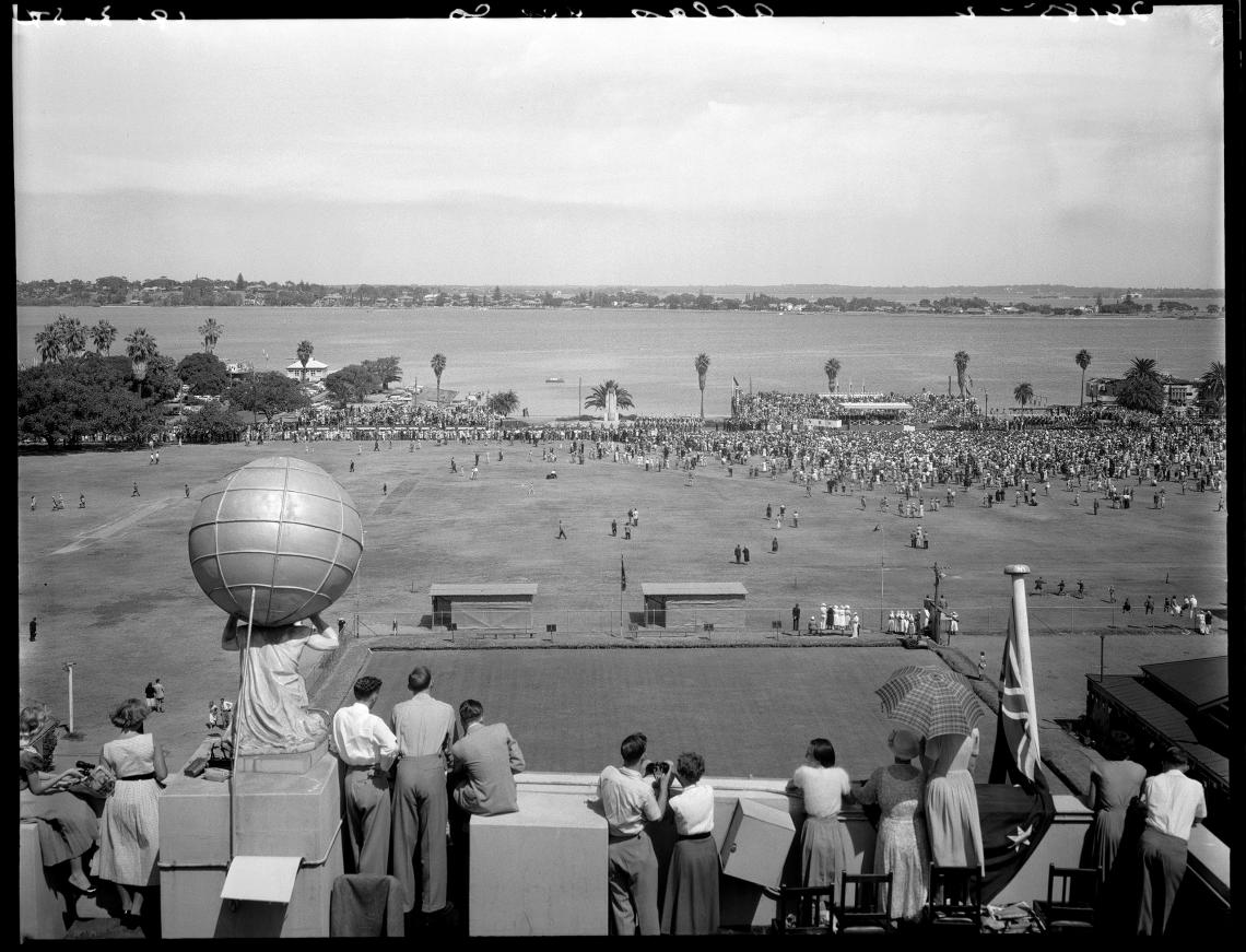 The 1954 Royal visit to Perth crowds on the Esplanade