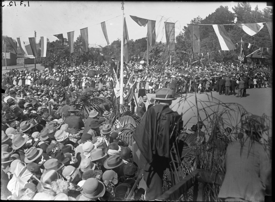Crowds greet the Duke and Duchess of York in Perth 18 May 1927