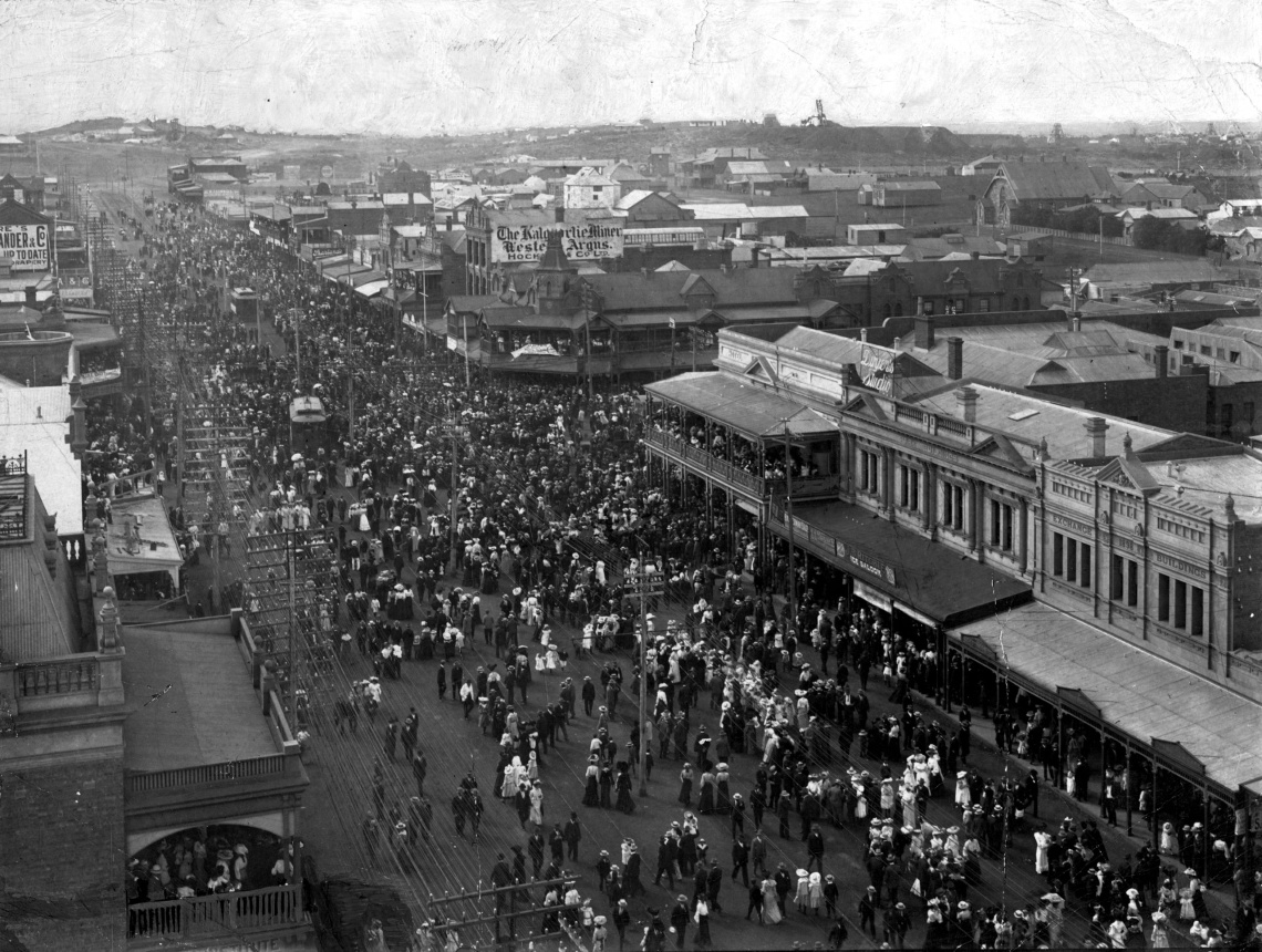 Crowd in Hannan Street Kalgoorlie ca 1905