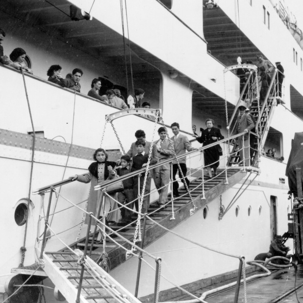 Migrants arriving at Fremantle 1953