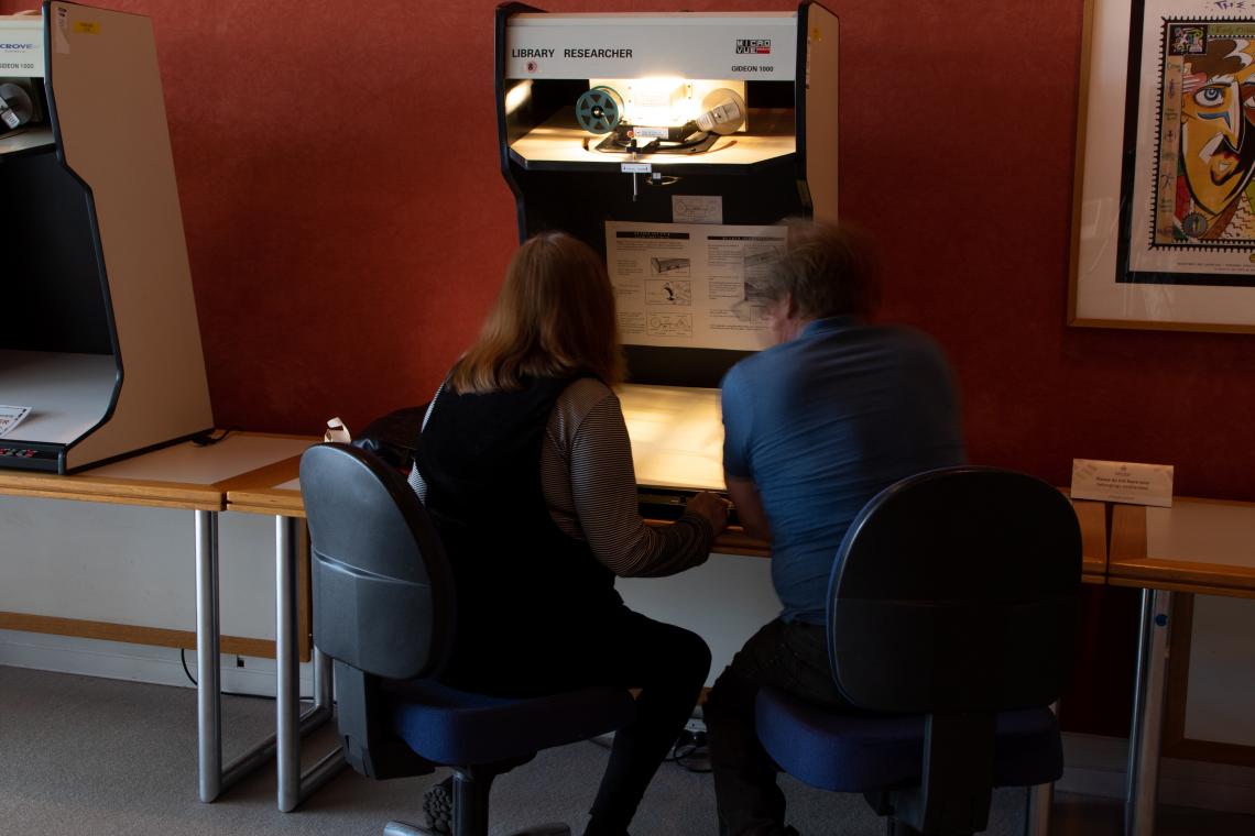 People using Microfiche reader on Level 3