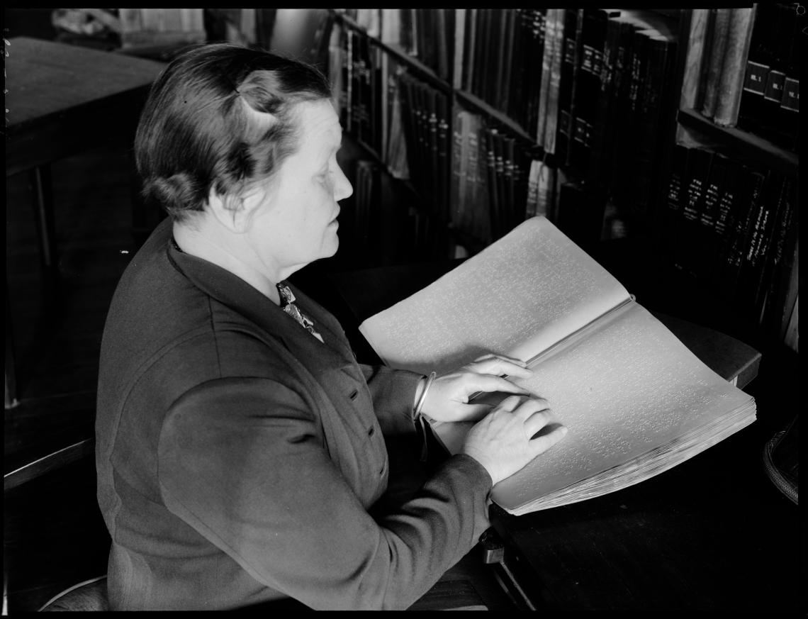 Reading braille